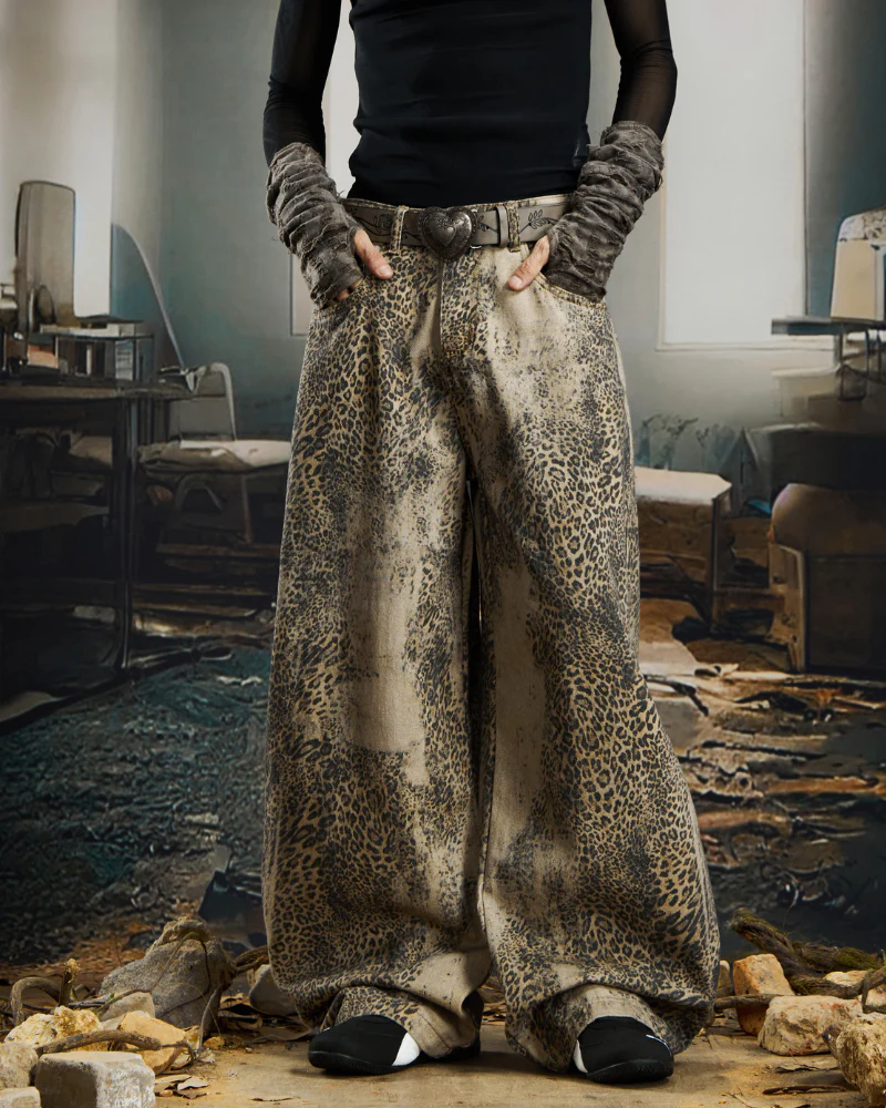 Streetwear Unisex Loose-Fit Curved-Hem Leopard Jeans - Image 4